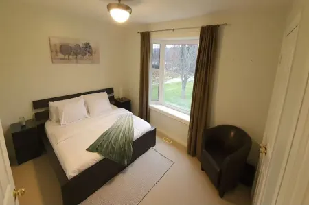 Spacious cottage retreat minutes from popular trails, restaurants and shopping.