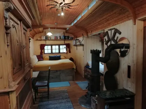 Circus wagon star tent with sauna. Very spacious with pavilion. Hotel a Windeck