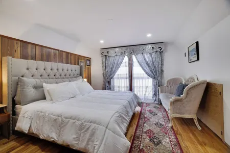 Spacious 4-bedroom house in peaceful Lake Ariel with WiFi, AC