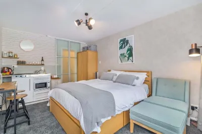 The Cube - Cosy Studio - Great Location Close to Attractions, Shops & Eateries Hotels in 