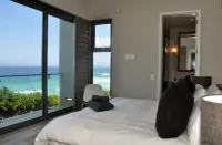 Beautiful, upmarket, modern holiday home situated on a spectacular cliff top Hotels in Keurboomstrand