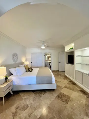 Beachfront luxury condo with private beach/breathtaking views