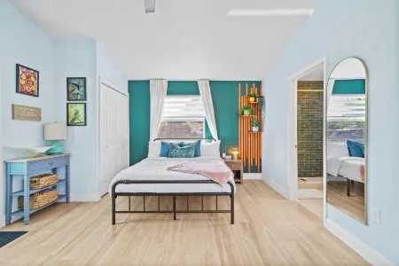 Cozy Stay •Near Hard Rock Stadium • Private Serene Backyard Отели рядом с достопримечательностью «Dream World Florist and Décor»