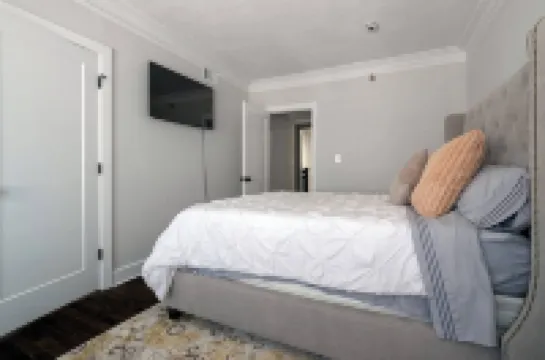 Elegant/Entire Unit/1 Bedroom