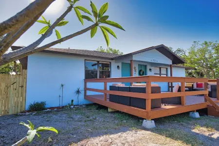 Charming 2-bedroom duplex in lovely Nokomis. 12 min walk to beach pet friendly Отели рядом с достопримечательностью «Nokomis Beach»