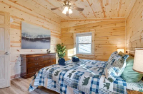 5Br Cabin W/ Sauna, Hot Tub, Firepit, River Access and Games