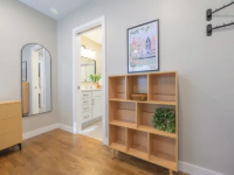 Charming 2-bedroom cottage with WiFi, AC in lovely Pella Hotels in Pella