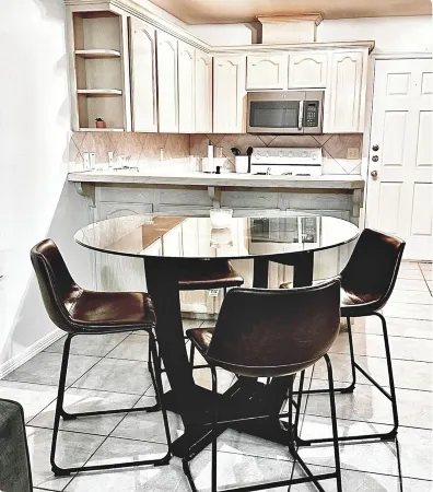 Cozy 2-bedroom apartment in lovely Edinburg with WiFi, AC