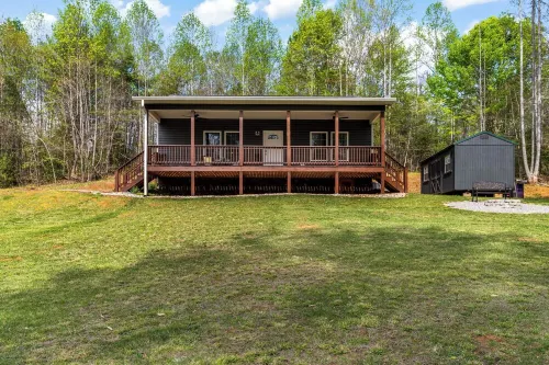 Cabin 4, the delightful Happy Cabin in the heart of Moravian Falls, NC