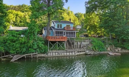 Rivers Edge Retreat with spectacular water views, Full kitchen, Games,  Fishing