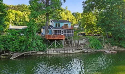 Rivers Edge Retreat with spectacular water views, Full kitchen, Games,  Fishing