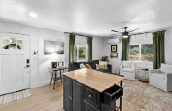 Cottage on King: Stylish and comfortable in the country!