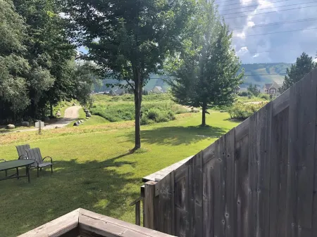 Ideal location for skiing. Fantastic view of Blue Mountain.