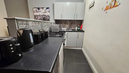 2 BEDROOM FLAT IN GLOUCESTER