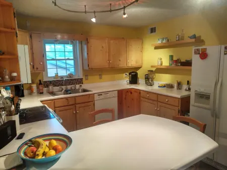 Large 3/4 bedroom Valley View House with Outdoor Space, Pool and Storm Shelter