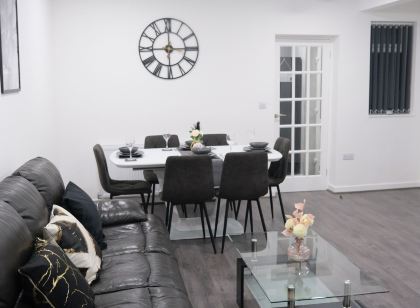 Modern House - 3 Bedrooms - 1 Bath - ManCity