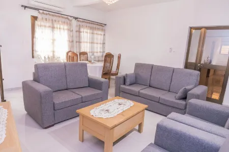 Apartment F4 Air-conditioned TOTSI near the house of ADEBAYOR