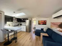 Coachhouse One Bedroom Studio in Central Nelson. Pet-friendly!