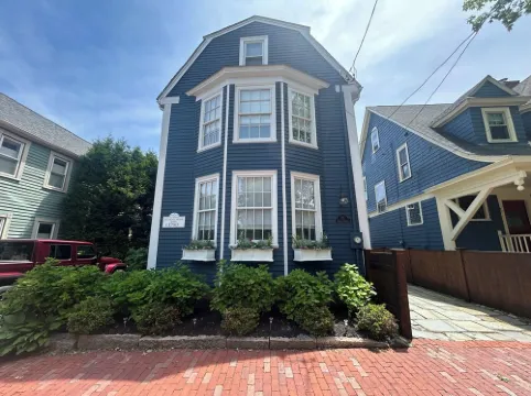 Downtown Home. Walk to Waterfront, Restaurants, Shops & Train. Beaches Nearby.