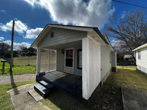 Charming 1-bedroom shotgun style house in historic downtown Natchez