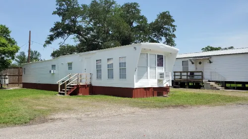 Charming 2-bedroom Mobile Home in Lake Charles with WiFi, Jaccuzy, Washer/Dryer