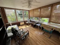 Charming 3-bedroom apartment in serene Grosse Pointe Park, close to lake 그로쓰 포인트 파크 호텔