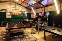 Hideout Haven- SPA-Firepit-Game Room-Outdoor Cinema-Dog Friendly-Near Wineries!
