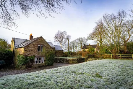 School House; cosy cottage, hot tub, Peak District
