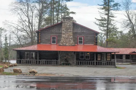Charming 2-bedroom cabin in welcoming Chestertown with Lake Views and WiFi