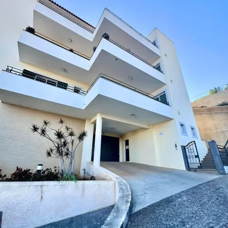 Family-friendly apartment with swimming pool and stunning views!