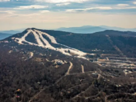 Charming Beech Mountain Chalet – 2BR + Loft - 5 Mins to Ski Slopes & Restaurants Hotels in Beech Mountain