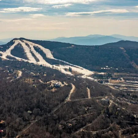 Charming Beech Mountain Chalet – 2BR + Loft - 5 Mins to Ski Slopes & Restaurants