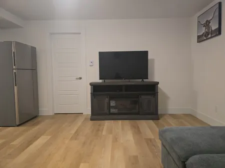 Cozy living room and bedroom apartment in tranquil Riverview with WiFi Отели в г. Ривервью