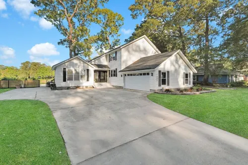 Suncrest Solace. Lake. Pool. Spa. Luxury. Yours. Hotels in Talahi Island