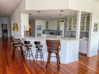 ~Mica Inn~ Downtown Spacious Retreat Above a Vintage/Coffee Shop...dog friendly! Hotels in Kenosha