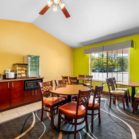 Econo Lodge Inn & Suites