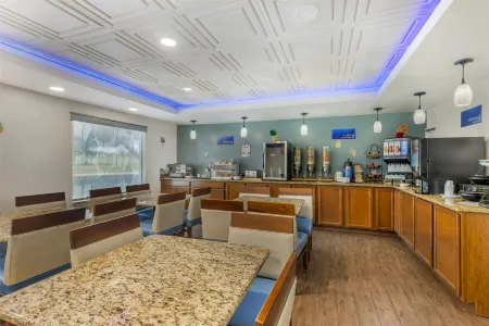 Best Western Joliet Inn  Suites Отели рядом с достопримечательностью «Университет Сейнт Франсис»