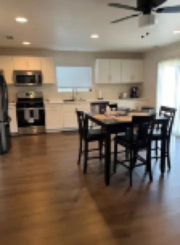 Spacious 4-bedroom house in fabulous Lake Elsinore with AC, WiFi