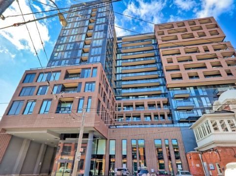 Luxury penthouse with a beautiful view, 3 bedrooms, private balcony, and more.