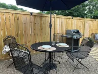 Vintage Vogue: Your Stylish Suite with Wi-Fi, Netflix, and Parking! Hotel di Bullskin Township