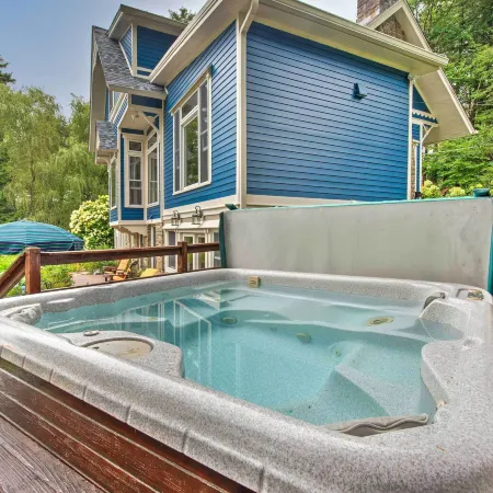 Lakefront Poconos Retreat w/ Hot Tub, Near Hiking!
