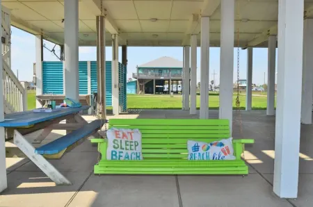 Just steps to the Sand & Surf!  Sleeps 12, with 2 Master Suites! Perfect Rental! Отели рядом с достопримечательностью «Port Bolivar»