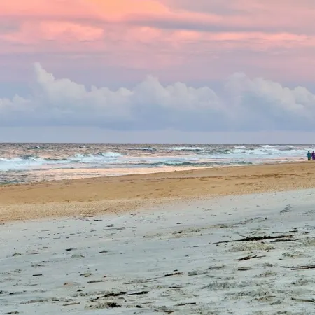 Spacious 3Br Beach House, Hot Tub, Walk to Ocean – Dog Friendly