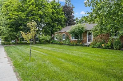 Beautiful 3 BR Cedar Ranch Home with Awesome Master and Cooks Kitchen Hotels near The University of Vermont Medical Center