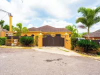Spacious 2-bedroom apartment in Mandeville with hot tub ,WiFi and private garage Hotels in Mandeville
