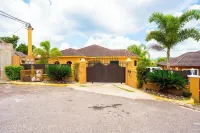 Lovely 1-bedroom apartment in Mandeville with WiFi, AC in safe and private area Hotels in 