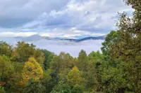 Smoky Mountain Cabin w/ Hot Tub & Views! - Balkon