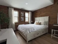 Cozy Rocky Mnt. Chalet/Spa, private lake, close to Denver, RedRocks, Outdoor fun