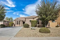Family Home w/ Pool, BBQ & Fire Pit in Goodyear - Homestays