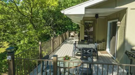 Quiet Lakefront - Hot Tub! H2O Toys! Pet Friendly!